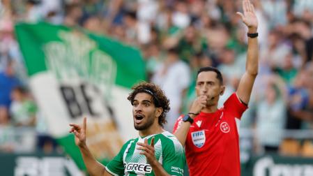 El delantero del Betis Ez Abde celebra su gol tras marcar el 1-0 frente al Getafe CF
