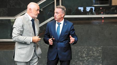 Los parlamentarios de UPN Javier Esparza y Miguel Bujanda conversan en el Atrio de la Cámara