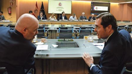El ministro Cuerpo (al fondo) mantuvo ayer una reunión con los agentes sociales. En primer término, Unai Sordo (CC OO) y Antonio Garamendi (CEOE)