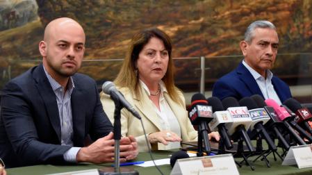 El secretario de Gobierno del estado de Morelos, Edgar Maldonado (i), la gobernadora del estado, Margarita González Saravia (i), y el fiscal general, Fernando Blumenkron Escobar, asisten a una rueda de prensa donde se anunció que la Fiscalía imputará por el delito de feminicidio