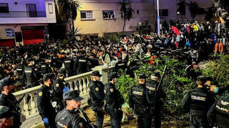 Las autoridades han iniciado a primera hora de este viernes el traslado de los migrantes asentados en las playas de Benítez