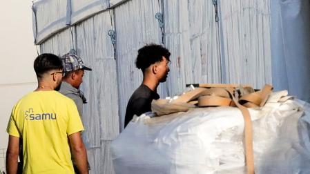 Inmigrantes acceden por el control y registro para de acceder al campamento temporal en muelle Poniente del puerto de Ceuta