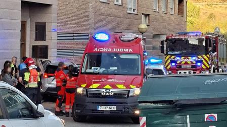 Servicios de emergencia en el portal donde se ha producido el accidente en Tafalla