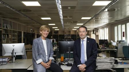 *La rectora de la Universidad de Navarra, María Iraburu; y el rector de la UPNA, Ramón Gonzalo, en la redacción de Diario de Navarra, donde tuvo lugar la entrevista conjunta.