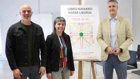 De izquierda a derecha: El presidente de Editargi, Aritz Otazu; la jefa de la Sección de la Biblioteca de Navarra, María Luisa Garcés; y el director general de Cultura, Ignacio Apezteguía