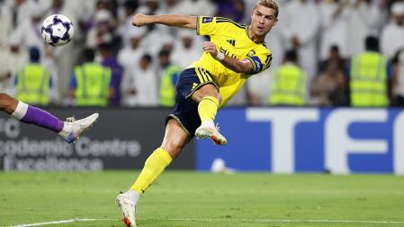 Cristiano Ronaldo empalma el balón durante un encuentro con el Al Nassr's