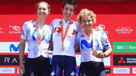 La ciclista catalana Mireia Benito, escoltada por Sara Martín y Paula Ostiz en el podio del campeonato de España ruta, ha fichado por el Movistar Team