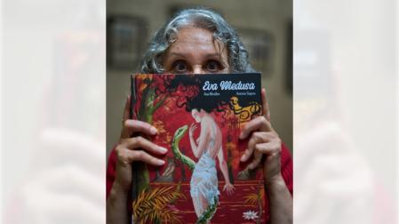 Ana Miralles, este viernes en el Palacio de Condestable de Pamplona, detrás de la edición integral de 'Eva Medusa' publicada por Astiberri este 2026 ante su 30º aniversario