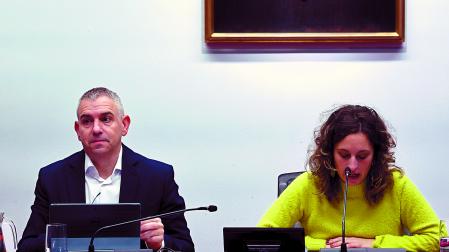 El interventor general, Juan José Pérez Capapay, y la presidente de la comisión de investigación, Irati Jiménez, el 16 de diciembre