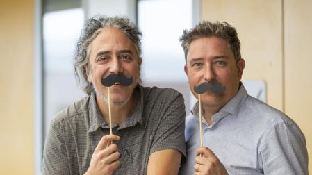 Jorge Fernández Mayoral (izquierda) y Jesús Javier Ruiz bromean con un bigote como el que da título al documental sobre Pedro Subijana