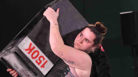 Estefanía Etxebeste, harrijasotzaile navarra, durante una competición levantando una piedra de 150 kilos