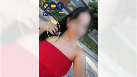 Anillo que portaba la esteticien en la foto de su estado de whatsapp.