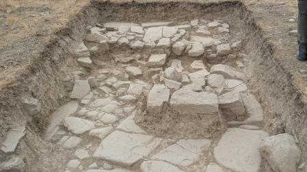 La vía romana tiene una anchura de 2,60 metros y una orientación este-oeste.