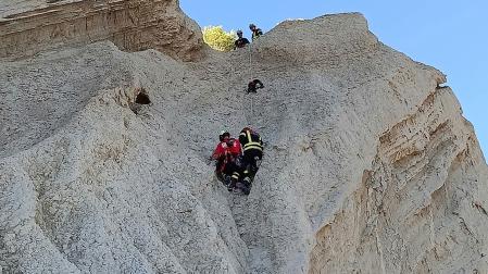 Momento del rescate de los bomberos a un menor que se había quedado enriscado en el Ramal de El Vergelillo
