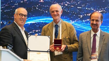 El Dr. Manuel Manrique durante la entrega de la Medalla de Oro de IFOS.