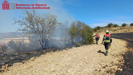 Una quema controlada se extiende a una zona de campo y monte bajo en Allo