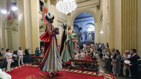 Las cuatro figuras bailan en la capilla de San Fermín.
