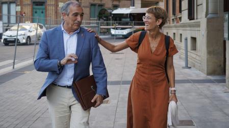 La presidenta María Chivite y el consejero de Cohesión Territorial, Oscar Chivite, bromean tras finalizar una reunión en el Parlamento foral.