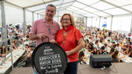 María Dabán, con el alcalde de Arguedas, José Luis Sanz, tras su nombramiento como Arrocera Mayor 2026