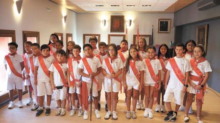 Los 21 niños nacidos en 2016 que formaron parte del Ayuntamiento Chiqui posan en el interior de la Casa Consistorial tras celebrarse el traspaso de poderes