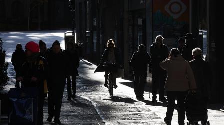 Personas de distintas edades, en una calle del Casco Antiguo pamplonés.