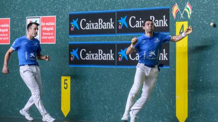 Jokin Altuna resta una pelota en la pared izquierda del Adarraga.