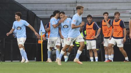 Los jugadores del Celta celebran el cuarto gol del equipo ante el Racing