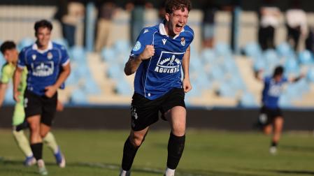 Imanol Urdániz, jugador de la Peña Sport, celebra con rabia el 1-0