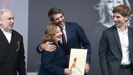 La actriz Carmen Machi (c, i), recibe este sábado el Premio Nacional de Cinematografía 2026 de manos del ministro de Cultura, Ernest Urtasun (c, d), durante la celebración del 74 Festival Internacional de Cine de San Sebastián.