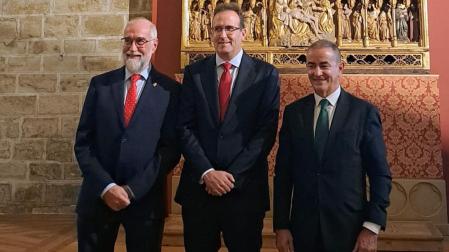 El consejero Fernando Domínguez, el premiado Antonio López, y el presidente del COFNA, Alberto Mantilla