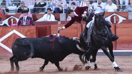 El rejoneador Guillermo Hermoso de Mendoza, en la lidia de su primer toro en la feria taurina en honor a la Virgen de la Vega, en Salamanca