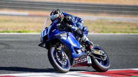 Unai Orradre, piloto navarro del MS Racing Yamaha, traza una de las curvas del Circuito de Navarra durante la carrera disputada este sábado, en la que finalizó segundo.