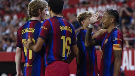 Raphinha celebra con sus compañeros tras marcar el 1-3 al Sevilla