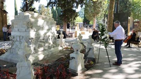 Asiron pronuncia su discurso frente a la tumba de Sarasate