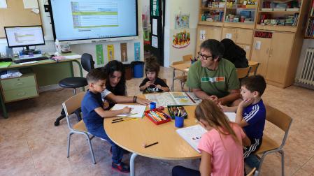 Los docentes resuelven las dudas en un momento de trabajo en el aula en la escuela de Beire
