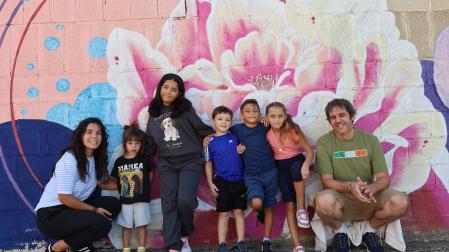Eneko, Soundous, Ander, Mikel y Niezyela flanqueados por sus tutores, Beatriz Martínez de la Hidalga e Iban Urbieta Echeverría, en el patio de la escuela
