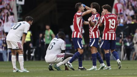 Los jugadores del Atlético celebran la victoria ante el Real Madrid en el Metropolitano