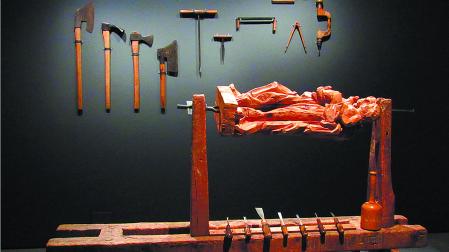 Arriba, e taller de un escultor, en recreación del Museo Nacional de Escultura de Valladolid, en 2016. Debajo, escultura de San Eloy, patrono del gremio de los plateros, fines del siglo XVI, en la sacristía de San Saturnino de Pamplona