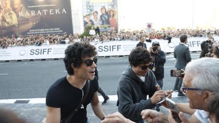 Javier Calvo y Javier Ambrossi firman autógrafos a su llegada al Festival de Cine de San Sebastián
