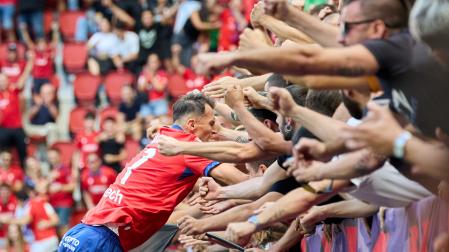 Ante Budimir celebró junto a los aficionados el gol que marcó al Rayo Vallecano. Fue una de las imágenes del partido