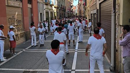 Figurantes de la serie de Netflix, este domingo por la mañana vestidos de blanco y rojo en la calle Eslava de Pamplona