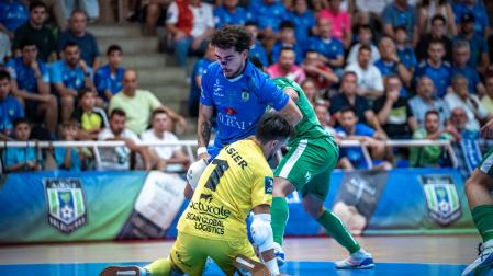 Carrasco, que ha marcado un gol de bella factura, intenta llegar al balón ante la salida de Asier Llamas, portero del Magna Xota