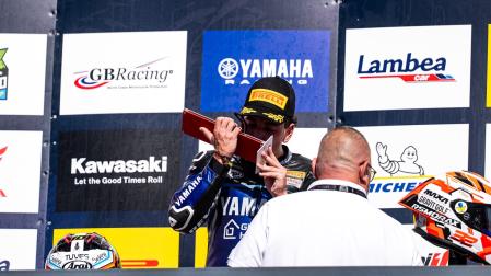 Unai Orradre celebra el segundo puesto conseguido en la carrera de este domingo celebrada en el Circuito de Navarra