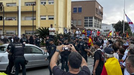 Altercados registrados a la salida del puerto de Ceuta, donde varias decenas de personas se han concentrado coincidiendo con la llegada a la ciudad autónoma de integrantes del colectivo ‘Negu Gorriak/Derecho a Techo’