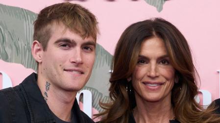 Imagen de archivo del 14 de marzo de 2024 que muestra a la modelo estadounidense Cindy Crawford junto a su hijo Presley Gerber