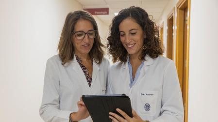 La Dra. Raquel Martín Lanas y la Dra. María Astasio en el Departamento de Psiquiatría y Psicología Clínica de la Clínica Universidad de Navarra.