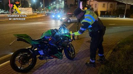 Un motorista de 24 años resultó herido este domingo tras chocar con un coche en la PA-30, en Berrioplano