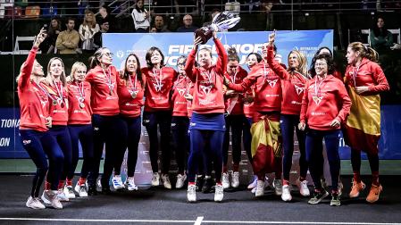 Las integrantes de la selección española senior celebran el título de campeonas del mundo conquistado en Argentina