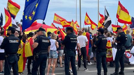 Cordón policial en la frontera del Tarajal de Ceuta durante una marcha protesta por la crisis migratoria