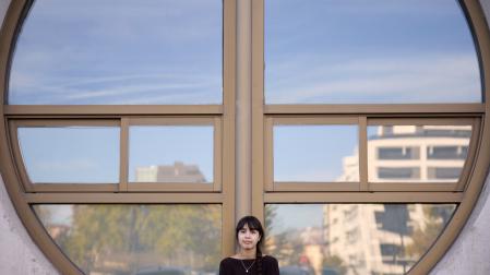 Meryem Bhallil Bahloul, de 17 años, en el alfeizar de una ventana del Aulario de la UPNA, en Pamplona.